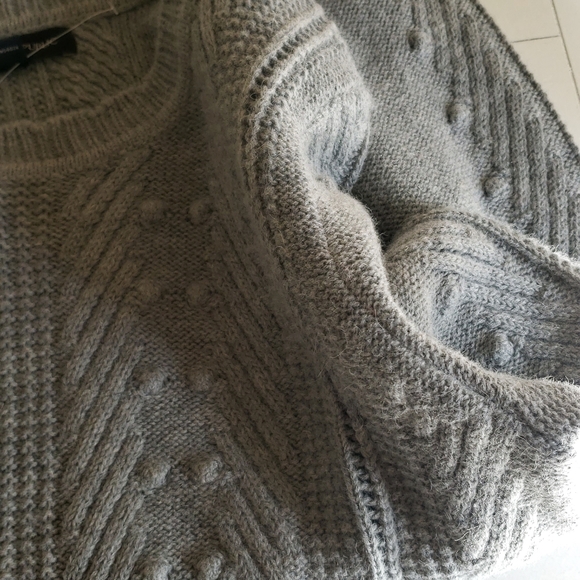 Banana Republic Gray Sweater - Picture 9 of 13